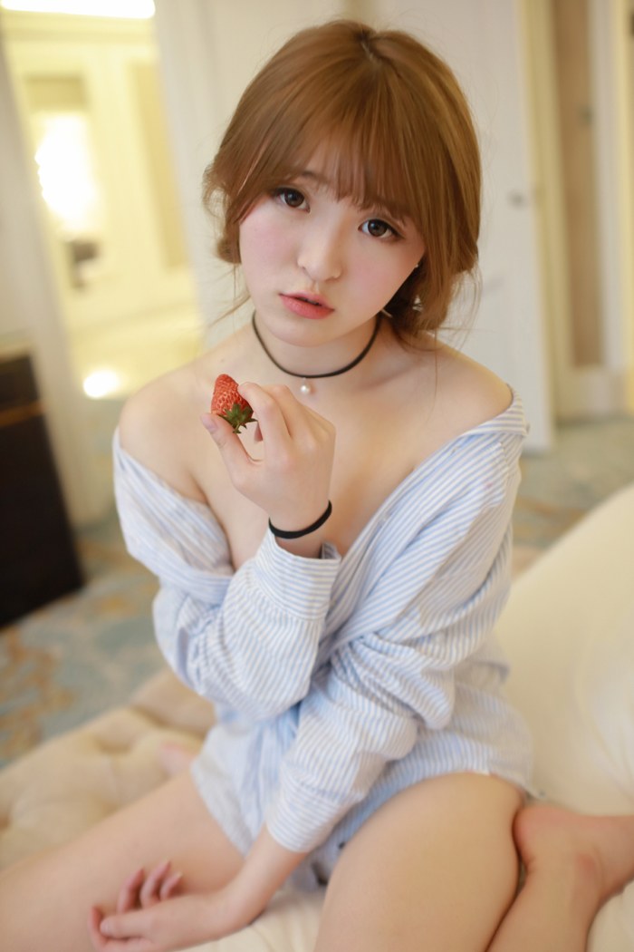 草莓妹妹翘臀衬衣翘臀白衬衣美女(1/59)