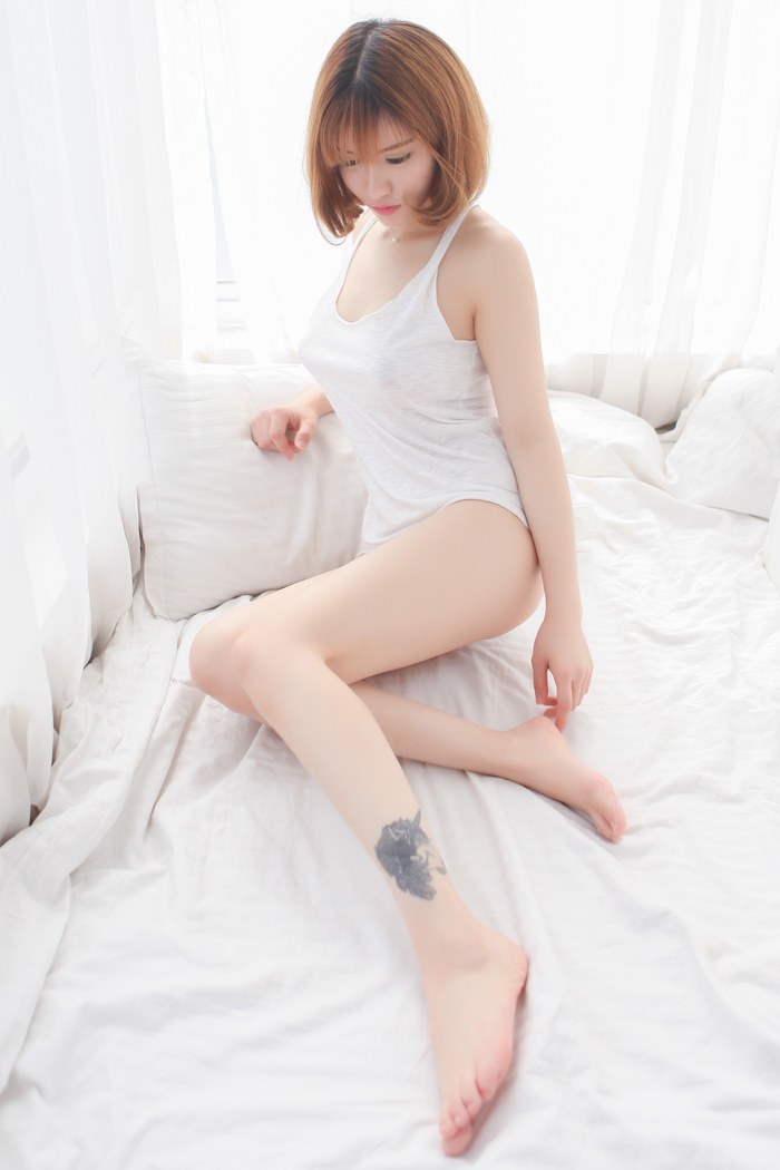 尤物娇萌萌浴室半裸手遮美乳诱惑你(1/45)